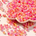Gros plan de perles ABS de 6 mm à effet dégradé pour la création de bijoux DIY - 50g par paquet (env. 550 pcs) / Rose Rouge + Or
