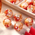 Macro di perline traslucide per fai-da-te con fiori arancioni e carattere rosso Fu - Benedizione con Cuore Rosso