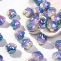 Gedetailleerde macro-opname van iriserende AB-bloemkralen voor DIY-sieraden maken - Blauw Paars Wit Vijfbladige Bloem