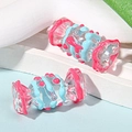 Primer plano de cuentas de vidrio hechas a mano en forma de caramelo con motivos rosas - Rosa rojo y Azul claro
