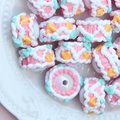 Perles en résine rose style gâteau avec reliefs de cœur pour création de bijoux DIY - Perle Blanche Crème Rose Blanche Cœur Jaune Vert