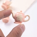 Mini-Teekanne aus rosa Harz mit gelber Blume für BJD-Puppenhaus und DIY-Basteleien - Rosa