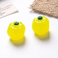 Dettaglio macro di mini ornamenti in resina di peperone giallo per creazioni fai-da-te - Stile A / Giallo Luminoso