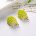 Par de figuras de erizo en resina verde brillante para decoración de micro paisajes DIY - verde claro