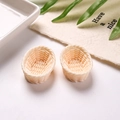 Détails macro de paniers miniatures en résine avec texture tressée réaliste en ton crème - Blanc Cassé