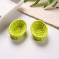 Gros plan de paniers tissés miniatures vert vif en résine pour bricolage et décoration - Vert Matcha
