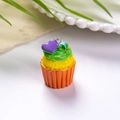 Λεπτομέρεια από πολύχρωμο μενταγιόν cupcake ρητίνης με ασημένιο δακτύλιο και διακόσμηση καρδιά - Κέικ Καρδιά - Πορτοκαλί Βάση