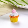 Λήψη macro 3D μενταγιόν cupcake ρητίνης με ροζ σμέουρο και ασημί λεπτομέρεια κρίκου - Κέικ Βατόμουρο - Κίτρινη Βάση