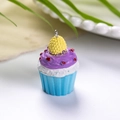 Λεπτομέρεια από τεχνητό μενταγιόν cupcake με μπλε βάση και μωβ γλάσο στην κορυφή - Κέικ Βατόμουρο - Μπλε Βάση