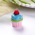 Λήψη macro από κρεμαστό cupcake με ροζ βάση, μπλε γλάσο και κόκκινο βατόμουρο στην κορυφή - Κέικ Βατόμουρο - Ροζ Βάση