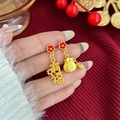 Pendientes asimétricos rojos de león y bolsa de fortuna con caracteres dorados - Bolsa de la Fortuna Asimétrica (E4728-2)