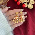 Detalle de pendientes de león esmaltados en rojo con gancho de lingote dorado y Rich - Lingote de Oro Danza del León (E2879-3)