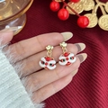 Primer plano detallado de pendientes danza del león con flocado blanco y toques dorados - Estilo Danza del León (E3189)