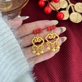 Detalle de pendientes rojos y dorados con lazo, patrón de nubes y campanillas - Borla Nube de Suerte (E3458-2)
