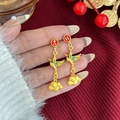 Detalle de pendientes rojos y dorados con grulla voladora y nubes de la suerte chinas - Nube Auspiciosa (E4985-3)