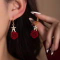Eleganti orecchini a rosa in velluto rosso con dettagli dorati e perle da donna - Stile Fiore Stella (E7954)