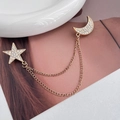 Elegante spilla celeste dorata con catena con design di stella e luna di strass - Oro