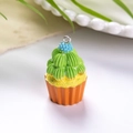 Πράσινο και κίτρινο μενταγιόν cupcake από ρητίνη με μπλε μούρο και ασημένιο δαχτυλίδι - Κέικ Διπλής Στρώσης - Πορτοκαλί Βάση