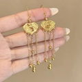 Orecchini retrò cinesi dorati con lucchetto Ruyi e nappe pendenti per donna - Stile Nappina Lucchetto Oro (E3096)