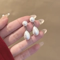 Dettaglio di orecchini a goccia in perle di cotone opaco con anelli di collegamento in argento - Goccia d'Acqua Fiocco di Neve Argento (E2001-2)