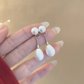 Dettaglio di orecchini a goccia d'argento opaco con eleganti perle finte pendenti - Goccia di Perla Argento (E2098-2)