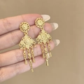 Dettaglio di orecchini pendenti dorati vintage con motivi floreali e nappe in metallo - Pendente Etnico Festivo (E4797-3)