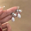 Dettaglio macro di orecchini a clip retrò francesi con perle a goccia testurizzate - Piccola Goccia d'Acqua Argento (E2436-14)