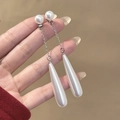 Dettaglio di orecchini a nappa in argento con perle e pendenti eleganti a goccia d'acqua - Nappina Liscia Argento (E3037-4)