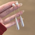 Orecchini pendenti dorati con perle bianche e delicate catene a nappa per le donne - Nappina Liscia Oro (E4754-4)