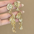 Dettaglio di orecchini pendenti dorati con texture martellata vintage e design irregolare - Martellato Irregolare Oro (E6117-1)