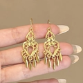 Dettaglio di orecchini a cuore dorati con design a filigrana e piccoli pendenti - Nappina Cuore Boho (E7148)