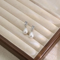 Dettaglio di orecchini a perla in argento con zirconi su base di velluto beige - Goccia d'Acqua Argento (E1941-16)