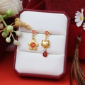 Pendientes asimétricos de gato de la suerte y flor rojo oro con caracteres chinos - Estilo Gato de la Suerte (E8014)