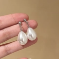 Orecchini pendenti eleganti con perle a goccia e perni in metallo argento lucido - Argento (E2081-21)