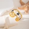Dettaglio del bracciale rigido dorato a stella marina su sabbia bianca con conchiglie - Stella Marina Conchiglia Nero (S988)