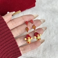 Pendientes Caishen festivos rojos y dorados con símbolo Yuan sobre fondo blanco - Estilo Dios de la Riqueza (E8013)