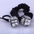 Elegante coletero plisado negro con dos brillantes cubos de cristal facetado - Estilo Diamante de Imitación Cuadrado Negro