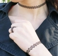 Nahaufnahme des schwarzen Tattoo-Halsketten-Sets mit Armband und Ring am Modell - Halskette Armband und Ring 3-teiliges Set (X210-4)