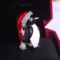 Broche de Noël pingouin mignonne en émail avec strass et boîte cadeau rouge chic - Manchot de Noël (Z61)