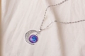Detailaufnahme des Mondsichel-Anhängers mit lila Galaxie-Glaskugel auf Leinenstoff - Violettblaues Sternenhimmelmuster (X629-3)