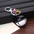 Detalle de llavero de campana lacado en blanco y negro con mini campanas rosa y oro - Blanco + Negro (G02-1)
