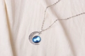 Détail du pendentif lune avec pierre en verre nébuleuse bleue et motifs floraux - Motif de Galaxie Bleue (X629-10)