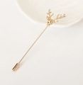 Dettaglio di una spilla da bavero a testa di cervo in metallo dorato con ago lungo e tappo - Oro (Z104-1)