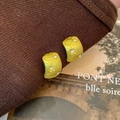 Orecchini a forma di C dorati con finitura spazzolata opaca e dettagli in zirconi - Stile Forma C Oro (E4405)