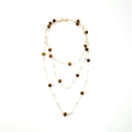 Elegante collana dorata a strati con perle occhio di tigre marroni e perle bianche - Collana Lunga a Più Strati in Occhio di Tigre e Perla Artificiale (X832) / Oro