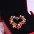 Broche cœur de Noël avec cristaux rouges et verts dans un coffret cadeau rouge - Couronne de Noël en Cœur (Z51)