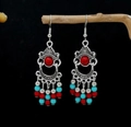 Ethno-Ohrringe mit Pfauenmuster und rot-blauen Quastenperlen auf Holzständer - Rote Perlen Ethno Quaste (E5233-1)