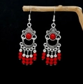 Ethno-Quastenohrringe mit roten Perlen und hohlen Silber-Blattmustern im Retro-Stil - Vintage Rote Perlen Hohlquaste (E5359-2)