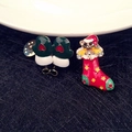 Set de broches de Noël avec gant vert et chaussette rouge ornée d'un ours doré - Ensemble de Gant Et Chaussette Cartoon (Z143)