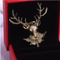 Broche tête de renne dorée vintage avec détails de glands en éventail en boîte rouge - Style Tête de Cerf Dorée Vintage (Z320-3)